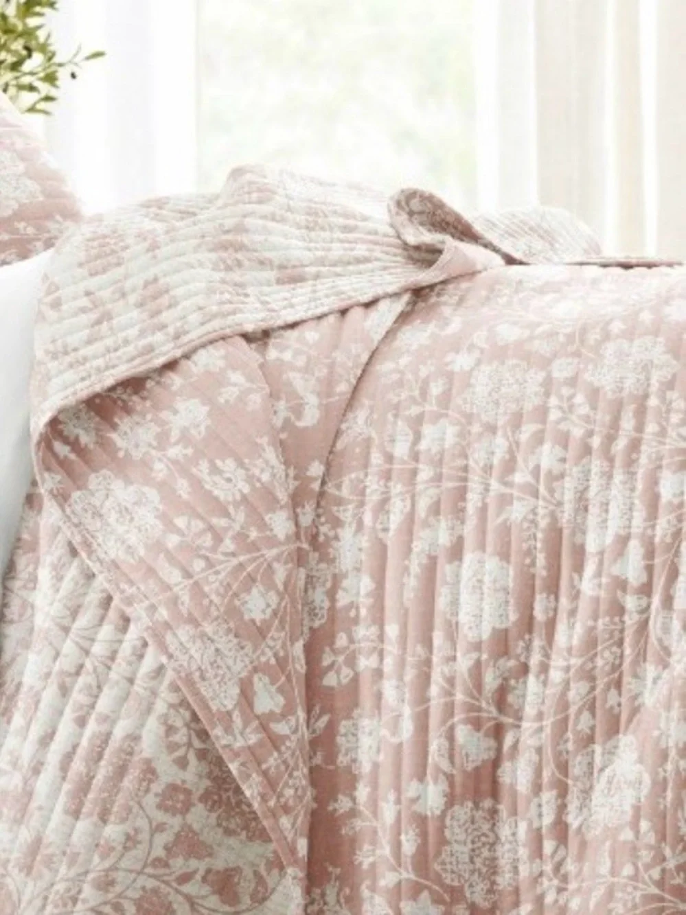 NWT Soft Pink Floral Quilted Bedspread - Classic Home Bedding